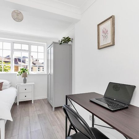 Modern Two Bedroom Apartment With Free Parking! London Eksteriør bilde