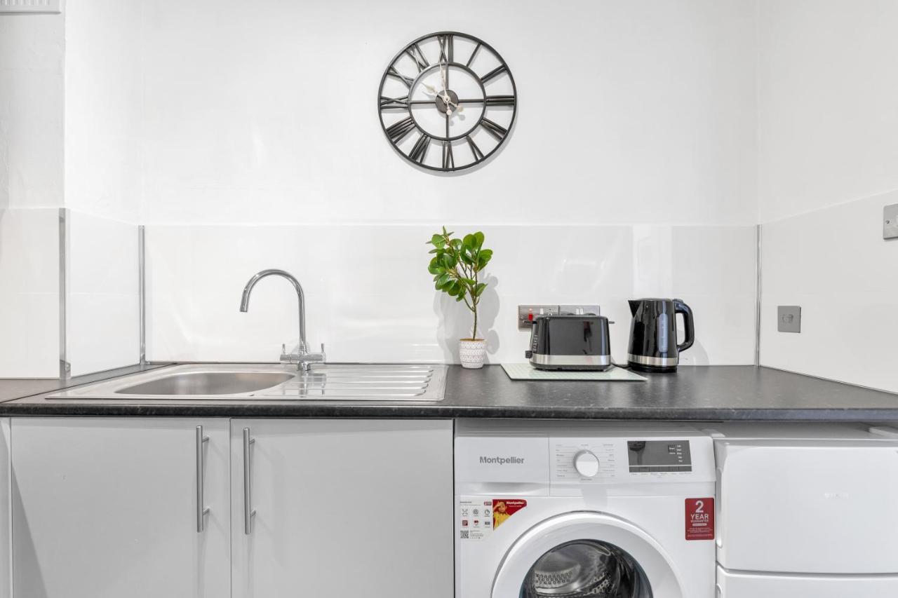 Modern Two Bedroom Apartment With Free Parking! London Eksteriør bilde
