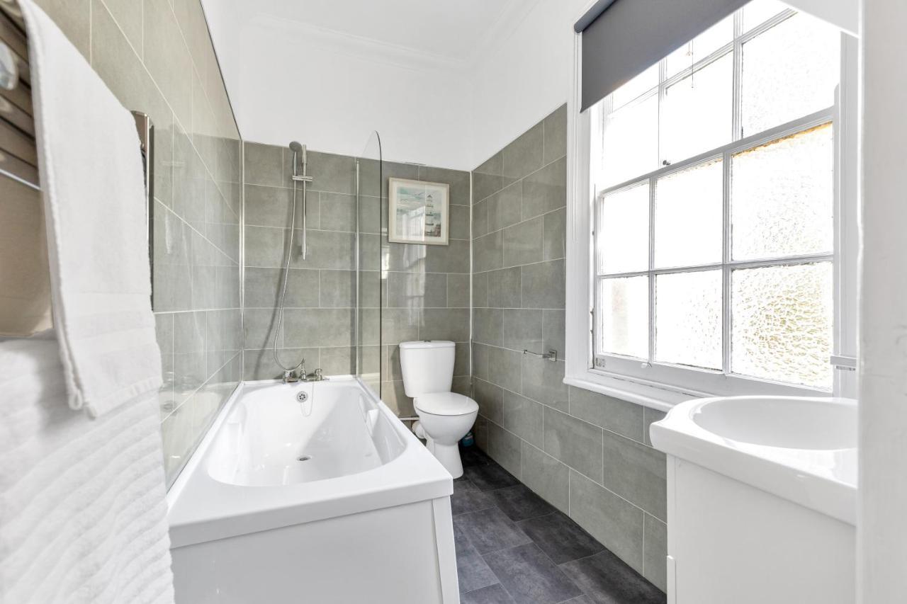 Modern Two Bedroom Apartment With Free Parking! London Eksteriør bilde