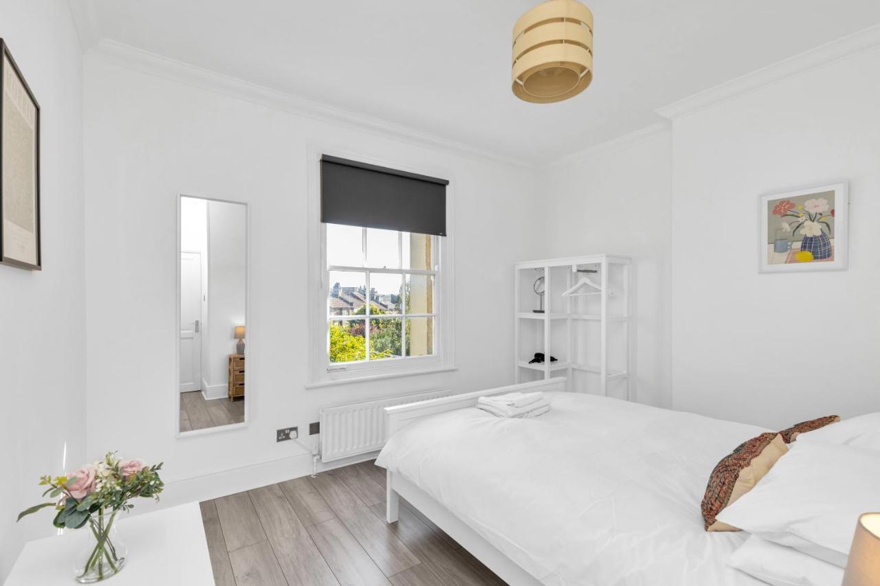 Modern Two Bedroom Apartment With Free Parking! London Eksteriør bilde
