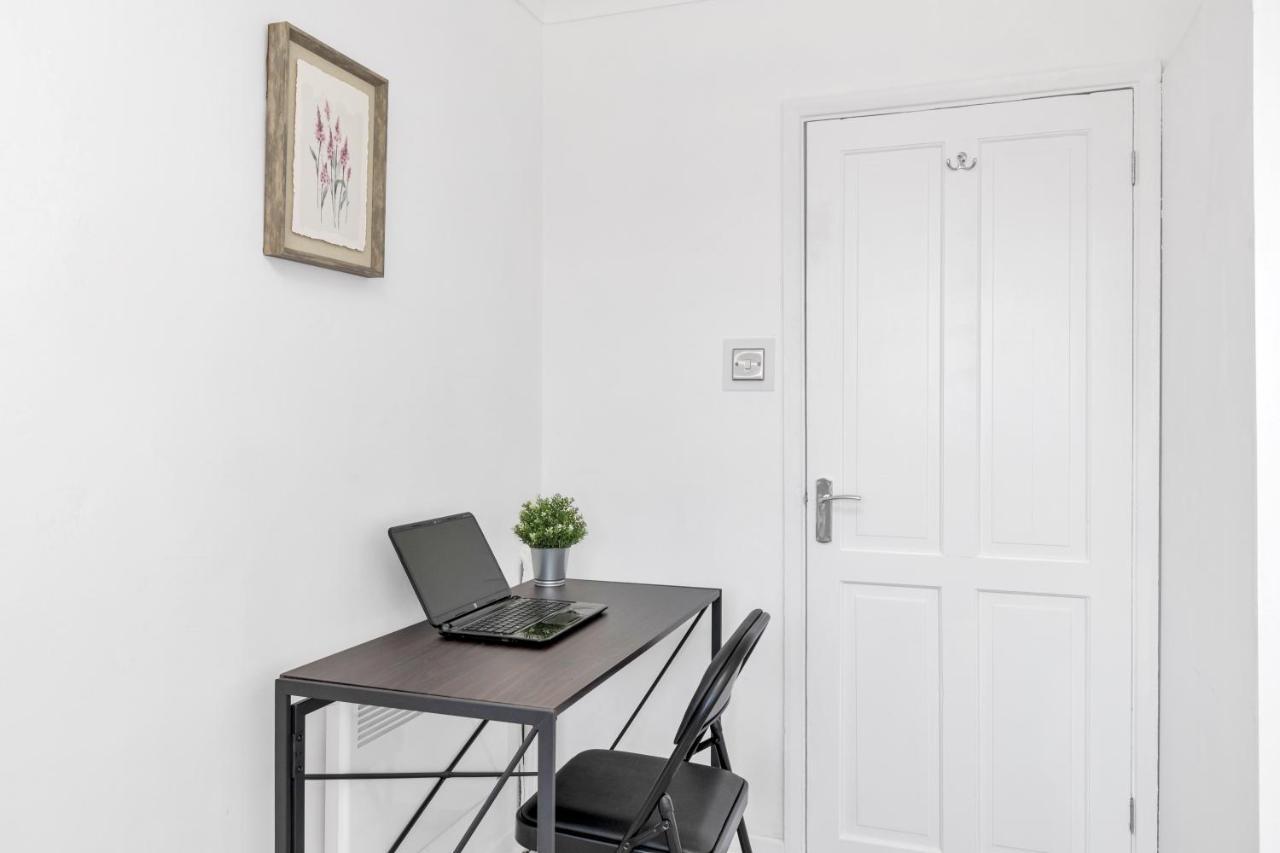 Modern Two Bedroom Apartment With Free Parking! London Eksteriør bilde